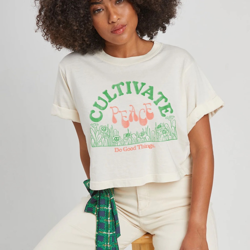 CULTIVATE PEACE OFF WHITE CROPPED BOYFRIEND TEE
